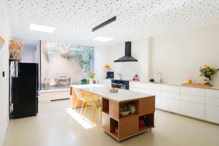 Architecturale loftwoning met dakterras aan het waterDeze loftwoning, gevestigd in een voormalig architectenbureau en volledig gerenoveerd in 2022,...