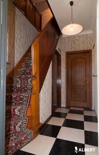 Leuke halfopen bebouwing in hartje Diepenbeek - met uitbreidingsmogelijkheden.<br /><br />Op een perceel van 466 m² vind je deze charmante halfopen bebouwing uit 1953, die in 2013 deels gerenoveerd werd. Een ideale woning voor wie graag rustig woont, maar toch alle voorzieningen binnen handbereik wil.<br />Indeling en mogelijkheden:<br />-Gelijkvloers met grote leefruimte, aansluitende keuken en achterkeuken<br />-2 slaapkamers op eerste verdiep met badkamer en wc<br />-vaste trap naar zolder waar je perfect nog 2 kamers kan creëren.<br />-volledig omheinde tuin, ideaal met kinderen en/of huisdieren<br />Technische kenmerken:<br />-EPC:C energiezuiniger dan gemiddeld voor dit bouwjaar<br />-Aardgas aanwezig<br />-Asbestveilig<br />-deels gerenoveerd in 2013 (isolatie, ramen,...)<br />Toplocatie<br />een ideale combinatie van comfort, bereikbaarheid en toekomstmogelijkheden!<br /><br />Voor meer informatie of een bezichtiging: nathalie.poelmans@albert.immo of 0477/493871<br />Bij Albert kom je thuis!