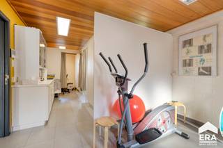 <p>Op een toplocatie, op korte afstand van het centrum van Oudenburg, bevindt zich deze ruime en instapklare open bebouwing. Dankzij de uitstekende bereikbaarheid, de rustige ligging en de nabijheid van winkels, scholen en openbaar vervoer geniet u hier van een ideale combinatie tussen comfortabel wonen en praktische toegankelijkheid.</p><p>Bij het binnenkomen wordt u verwelkomd in een lichtrijke en royale leefruimte, waar grote raampartijen zorgen voor een aangename lichtinval en een open, luchtig gevoel. Aansluitend vindt u de volledig uitgeruste keuken, voorzien van voldoende werk- en bergruimte — perfect voor wie graag kookt en gasten ontvangt. Vanuit de keuken heeft u directe toegang tot het zonnige terras, waar het heerlijk vertoeven is in alle rust.</p><p>De woning beschikt over drie volwaardige slaapkamers, ideaal voor een gezin of voor wie extra ruimte wenst voor een bureau of hobbykamer. De badkamer is functioneel ingericht en biedt alle nodige comfort.</p><p>Een bijzondere troef van deze eigendom is de geïntegreerde praktijkruimte, uitermate geschikt voor een zelfstandige activiteit, vrij beroep of kantoor aan huis. Daarnaast werd een aparte wellnessruimte gecreëerd, waar u in alle privacy kunt ontspannen — een echte meerwaarde voor wie comfort en rust weet te appreciëren.</p><p>Buiten geniet u van een aangename tuin, die ook bereikbaar is via een praktische buitentrap. Voor de woning zijn er bovendien ruime parkeermogelijkheden voorzien, wat zorgt voor extra gebruiksgemak. De dubbele garage biedt plaats aan twee wagens en extra opslagruimte.</p><p>Tot slot beschikt de woning over een gunstig EPC, wat bijdraagt aan een energiezuinig en toekomstgericht wooncomfort.</p><p>Kortom, een veelzijdige eigendom die ruimte, comfort en een uitstekende ligging combineert, met tal van mogelijkheden om wonen en werken harmonieus te verenigen.</p>