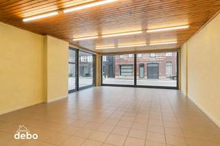 <strong>Ruim wonen, werken of samenleven op één veelzijdig adres te Wevelgem.</strong><br />Soms kom je een woning tegen die net dat tikkeltje meer kan. Deze ruime eigendom in de Kortrijkstraat in Wevelgem is er zo één: een warme thuis met extra ruimte voor wie groter wil wonen, wonen en werken wil combineren of droomt van kangoeroe wonen. <br /><br />Binnen wacht een zeer ruime lichtrijke leefruimte met open keuken en volop plaats om samen te komen en gezellig te genieten. De meerdere gelijkvloerse kamers bieden heel wat mogelijkheden en kunnen volledig ingevuld worden naar eigen wensen.<br /><br />Vooraan beschikt het pand over een dubbele garage. De aparte ruimtes met eigen toegang maken het mogelijk om zelfs 2 afzonderlijke zaken volledig los van het privéleven uit te baten. Denk aan een kantoor, praktijk, schoonheidssalon, atelier, vrij beroep of showroom, telkens met de nodige privacy voor zowel bewoners als bezoekers.<br /><br />Dankzij de aanwezige leidingen voor een tweede keuken op de verdieping zijn er bovendien mooie mogelijkheden voor kangoeroe wonen of het creëren van verschillende leef zones. De woning is voorzien van een prachtige badkamers, 6 slaapkamers en nog eens een grote geïsoleerder zolder. <br /><br />Ook buiten is er veel te genieten: een groot terras en een diepe tuin bieden volop ruimte om te ontspannen, te spelen, te tuinieren of gezellig samen te zijn.<br /><br /><strong>Een energiezuinige eigendom voor wie niet in hokjes denkt, maar zoekt naar ruimte, flexibiliteit en mogelijkheden voor de toekomst.</strong> <strong>Voor een bezoek: 0495 53 48 65</strong><br />
