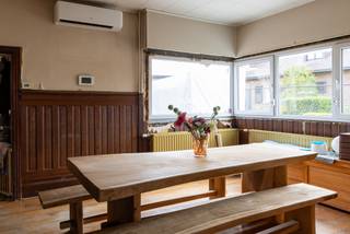 Te renoveren woning met veel potentieel in hartje Oppuurs. Ben je op zoek naar een woning waar je jouw eigen stempel op kan drukken? Dan is dit pand in Oppuurs precies wat je zoekt! Deze te renoveren woning op een perceel van 600m² biedt veel mogelijkheden: momenteel zijn er 2 slaapkamers maar er is de mogelijkheid tot 5 slaapkamers – perfect voor grote gezinnen of wie graag ruim leeft. Oprit met automatische poort – veilig en praktisch en zéér ruime garage/opslagruimte – ideaal voor zelfstandigen, hobbyisten of wie veel stockruimte nodig heeft. Deze woning beschikt tevens over 26 zonnepanelen, 2 thuisbatterijen, een zonneboiler, airco, een speksteenkachel in de woonkamer en laadpaal,... Het dak werd 10 jaar geleden vernieuwd. Elektriciteit conform. De eigenaars hadden reeds alles aangekocht om vloerverwarming te leggen, nog extra isolatie,... Grijp deze kans om een woning te transformeren tot jouw droomhuis en/of multifunctionele werkplek! Zeker een bezoekje waard. Voor meer info of een bezoek bel gerust het nummer: 03/283.84.84 of mail naar christel@ax-quality.be Gvg/Wg/Gmo/Gvkr/Gvv EPC 194KWh/m² (Energielabel B) UC 3640757