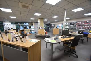 Te koop bij AnimoVastgoed!! Handelspand op toplocatie te ZonhovenOntdek dit goed gelegen handelspand in Zonhoven.Dit eigentijdse en ruime pand biedt...