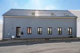 <p>Discover this charming house located in Ophain, close to all amenities. Fully renovated with care in 2021, it offers approximately 195 m² of living space and will appeal to you with its character and brightness.</p>
<p>On the ground floor, the property comprises an entrance hall with separate toilet, a laundry room with additional storage space, a technical room, a fully equipped kitchen, a spacious 28 m² living room, and a 11 m² bedroom with its own shower room.</p>
<p>Upstairs, the night hall leads to three beautiful bedrooms of 22, 22 and 23 m², as well as a shower room.</p>
<p>Outside, you will enjoy a pleasant garden with terrace, ideal for relaxing moments.</p>
<p>Technical features: compliant electrical installation, EPC B, PVC double-glazed windows, connected to the sewer system, water softener, 20 solar panels, gas heating with condensing boiler.</p>
<p>The property is currently occupied by tenants and will most likely not be available upon deed transfer. A notice period of 6 months must be given for personal occupancy.</p>
<p>Would you like to arrange a viewing or obtain further information? Contact us at +32 2 319 46 46 or by email at admin.bw.centre@weinvest.be.</p>