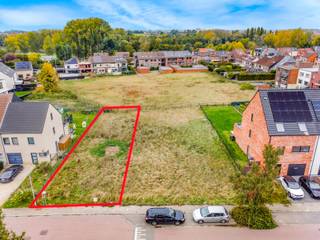 Immo Pické biedt U deze uiterst rustig en residentieel gelegen (doodlopende straat) perceel bouwgrond aan voor een halfopen bebouwing. Ondanks...