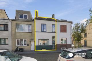 Welkom in de Timmermanstraat 37 te Oostende. Achter de karaktervolle gevel schuilt een bijzonder ruime stadswoning met heel wat mogelijkheden, ideaal voor wie op zoek is naar veel binnenruimte gecombineerd met een centrale ligging.<br /><br />Op het gelijkvloers wordt u verwelkomd in de inkomhal, die toegang geeft tot de ruime en gezellige leefruimte met zit- en eetgedeelte. Aansluitend bevindt zich de praktische keuken met rechtstreekse toegang tot het terras.<br /><br />De eerste verdieping biedt een ruime slaapkamer met aansluitende dressing, een tweede slaapkamer en een comfortabele badkamer met inloopdouche, dubbele wastafel en toilet. Daarnaast is er nog een afzonderlijk toilet aanwezig.<br /><br />Ook de zolderverdieping is volledig ingericht en vormt een echte meerwaarde. Dankzij de royale oppervlakte en mezzanine kan deze ruimte perfect dienstdoen als extra slaapkamer, bureau, hobbyruimte of combinatie hiervan.<br /><br />Verder beschikt de woning over een ruime kelder met technische installaties en aansluiting voor de wasmachine.<br /><br />Met een EPC-label C (259 kWh/m²), centrale verwarming op aardgas, dakisolatie en pvc schrijnwerk met hoogrendementsbeglazing beschikt deze woning bovendien over een mooie energetische basis.<br /><br />Een woning met verrassend veel ruimte en potentieel op een centrale locatie in Oostende!