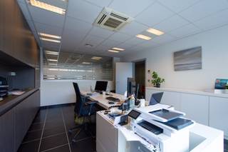 <br />Dit uitstekend onderhouden opbrengsteigendom met gemengd gebruik biedt een unieke investeringskans voor wie op zoek is naar kwalitatief vastgoed met een onmiddellijk en stabiel rendement. Het gebouw is volledig verhuurd en omvat vier woonentiteiten en twee commerciële ruimtes, waardoor u vanaf de akte geniet van een zekere en gespreide huurinkomst.<br /><br />De vier appartementen zijn stuk voor stuk verzorgd afgewerkt en beschikken elk over een slaapkamer, een uitgeruste keuken, een badkamer en een privatief terras. Dankzij het gunstige EPC-label B combineren de woonentiteiten hedendaags comfort met een energiezuinig karakter, wat hun aantrekkelijkheid op de huurmarkt alleen maar versterkt.<br />Op het gelijkvloers bevinden zich twee handelsruimtes die verhuurd zijn aan een verzekeringskantoor en een bank.<br />Deze gevestigde en betrouwbare huurders dragen bij aan de duurzame waarde en de stabiliteit van deze investering.<br /><br />Ook op praktisch vlak scoort dit pand uitstekend. Achteraan bevindt zich een ruime parkeergelegenheid, aangevuld met drie afgesloten garageboxen, een duidelijke meerwaarde voor zowel de residentiële als de commerciële huurders.<br />Met zijn volledige bezetting, sterke huurdersmix, gunstige energiescores en uitstekende staat van onderhoud vormt dit opbrengsteigendom een uitzonderlijke opportuniteit voor investeerders die kiezen voor zekerheid, kwaliteit en een duurzaam rendement.<br /><br />EPC: Enerielabel B<br />Stedenbouwkundige inlichtingen: in aanvraag<br />Keuring elektriciteit is CONFORM A.R.E.I. (algemeen reglement elektrische installaties.)<br />Geen overstromingsgevoelig gebied: P-score A, G-score A<br /><br />Contacteer Simon Van Innis voor bijkomende inlichtingen of een vrijblijvend plaatsbezoek via 0479 05 31 59 of via simon@ocvastgoed.be