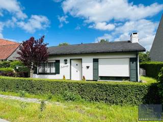 Op een toplocatie in de Kerkstraat, op wandelafstand van het historische centrum van Damme, bevindt zich deze charmante woning met aparte garage. <br /><br />Wat deze woning bijzonder maakt, is het adembenemende, blijvende vrije uitzicht over de straat. U geniet hier van een panoramisch vergezicht, een zeldzame troef in deze gegeerde regio.<br /><br />Achtertuin: groene oase waar privacy en ontspanning centraal staan. Hier vindt u alle ruimte om te genieten van het buitenleven, terwijl de charme van Damme zich letterlijk om de hoek bevindt.<br /><br />Binnen beschikt de woning over aangename leefruimtes en met een mooie connectie met de tuin. De woning biedt tal van mogelijkheden: van comfortabel wonen in haar huidige vorm tot een grondige renovatie of de realisatie van een nieuw woonproject op deze uitzonderlijke locatie, beiden mogelijk aan 6% BTW mits u aan de voorwaarden voldoet. <br /><br />De ligging vormt een perfecte balans tussen landelijke rust en bereikbaarheid. Het pittoreske centrum van Damme, dagelijkse voorzieningen, prachtige fiets- en wandelroutes bevinden zich vlakbij, terwijl Brugge, de kust en het hinterland vlot bereikbaar zijn.<br /><br />Een unieke kans voor wie op zoek is naar een woning met karakter, een uitzonderlijk open zicht en een royaal perceel op een van de mooiste locaties van Damme.<br /><br />Contacteer Bonne Vastgoed voor een bezoek of voor meer informatie via 050/73.73.73 of via info@bonnevastgoed.be