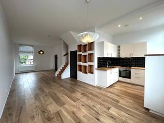 Dit gerenoveerd duplex-appartement is gelegen nabij het centrum van Roeselare.<br />Diverse winkels, horeca, openbaar vervoer, sportgelegenheid en scholen bevinden zich op wandel- en fietsafstand.<br /><br />Via de gemeenschappelijke inkomhal, waar u beschikt over een extra bergruimte, bereikt u de traphal van het appartement.<br />Het duplex-appartement beschikt over een lichtrijke woon- en eetkamer, geïnstalleerde keuken en gerieflijke berging/wasplaats. De bovenverdieping geeft toegang tot de nachthal, 2 ruime slaapkamers en een geïnstalleerde badkamer (wastafel, inloopdouche en toilet). Daarbovenop is er nog een zolder aanwezig te bereiken via een zoldertrap. <br /><br />Tot slot geniet dit instapklaar duplex-appartement van centrale verwarming op aardgas, hoogrendementsbeglazing, automatische rolluiken en conforme elektriciteit.<br /><br /><strong>Goed om weten:</strong><br />Basishuurprijs: €750,-/maand<br />Vrij vanaf heden.<br /><br /><strong>Is dit het instapklare appartement waarvan u droomt? <br />Twijfel niet langer en leg vandaag uw bezoek vast! </strong>