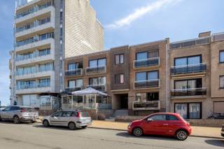 <span><span>In <strong>Oostende</strong>, vlakbij het strand van <strong>Raversijde</strong> bevindt zich deze horeca locatie met een directe ligging vlakbij de levendige wandelpromenade en de Noordzee. Een plaats waar vaste bewoners, toeristen, strandliefhebbers, tweedeverblijvers en fietsliefhebbers samenkomen. Het café, die vroeger werd uitgebaat als een tea-room, trekt een breed publiek en zorgt gedurende de dag en avond voor een constante aanloop.<br /><br />De zaak heeft een oppervlakte van ca 80 m² en is ingericht met een gezellige, verzorgde uitstraling.  De combinatie van hoog- en laagzit, samen met de centrale bar met meerdere tapaansluitingen, geeft de ruimte een open en toegankelijke indeling die goed aansluit op zowel de binnenzaal als de drankgerichte exploitatie.<br /><br />Het huidig concept richt zich op rust en ontmoeting in combinatie met een uitgebreid bieraanbod wat goed past bij de informele en toegankelijke sfeer van de locatie. Deze opzet maakt de zaak geschikt voor een breed publiek en biedt tegelijkertijd ruimte voor een eigen invulling.<br /><br />Aan de voorzijde bevindt zich een terras van circa 40 m<sup>2</sup>.  Dit zongericht terras vormt een belangrijk onderdeel van de beleving en zorgt voor zichtbaarheid en levendigheid richting de straat.<br /><br /><u>Enkele troeven:</u><br />• <strong>Vlakbij het strand en weinig concurrentie</strong>;<br />• Vast cliënteel plus toeristen die consumeren;<br />• Ingerichte keuken aanwezig;<br />• <strong>Gelijkvloerse berging 3,92 m² en kelder 16,63 m<sup>²</sup></strong>;<br />• <strong>Groot en zonnig terras van 40,87 m²</strong>;<br />• toiletten voor dames en heren;<br />• Nieuwe ondernemer kan bestaande exploitatie verder ontwikkelen.<br /><br />Is uw interesse gewekt? Wenst u graag meer info of een bezoek ter plaatse? Bel Diksimmo op het nummer <strong>051 50 11 51</strong> of mail naar diksmuide@diksimmo.be. </span></span>