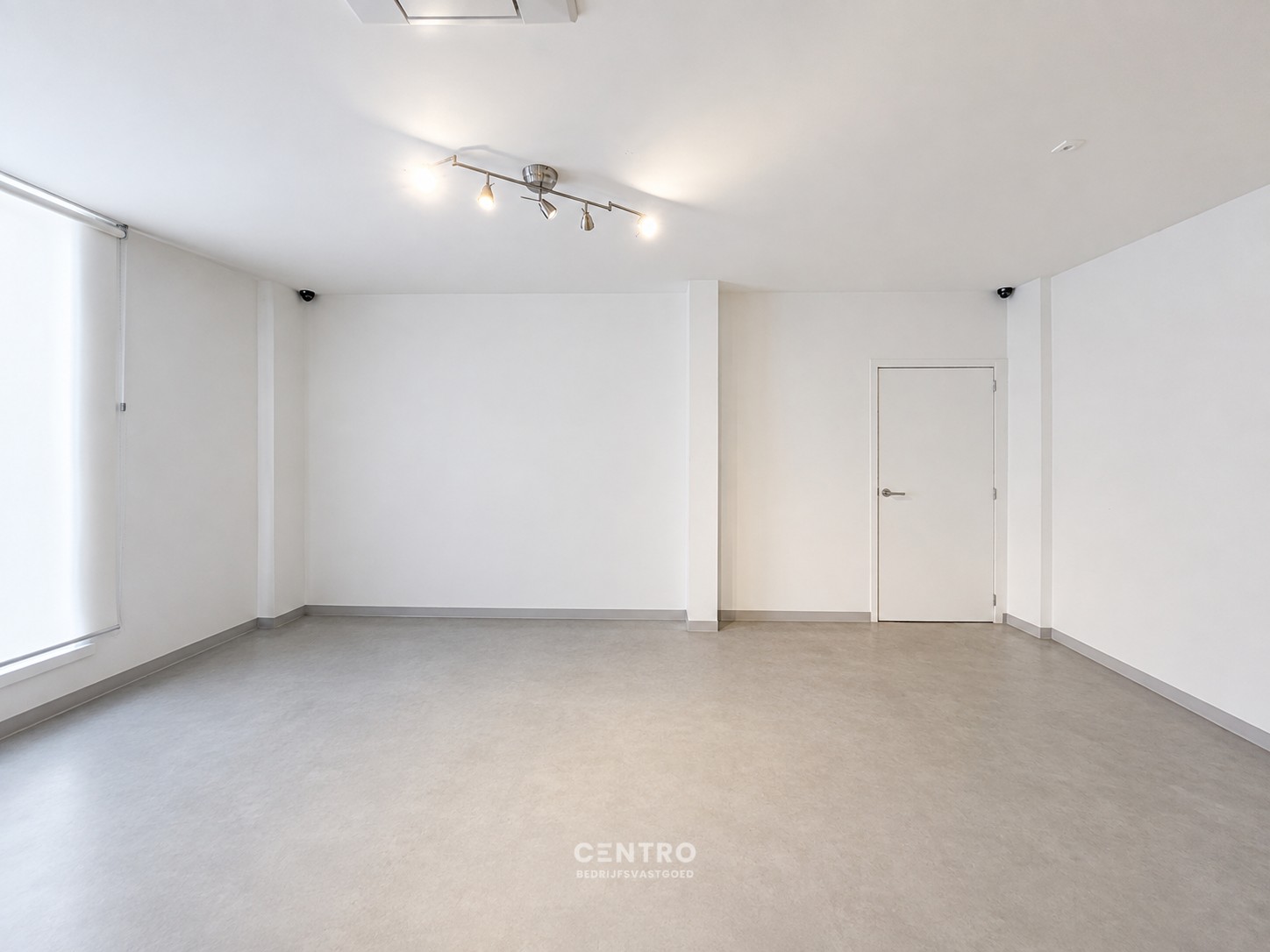 Lichtrijke KANTOOR / PRAKTIJKRUIMTE ± 50m² te HUUR in het centrum Roeselare. - photo 4