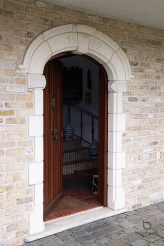 Energiezuinige en verzorgde bel-étage VILLA op een mooi perceel van 2.046m² centraal gelegen tussen Schilde en 's Gravenwezel.De villa heeft een...