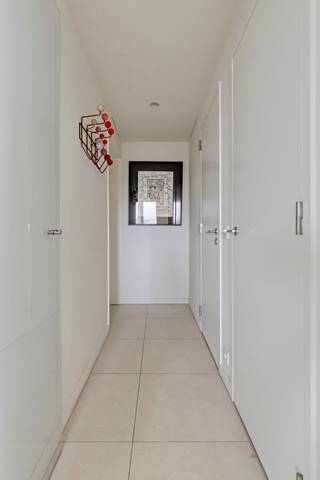 Ervaar wonen op topniveau in deze exclusieve business-penthouse op de vijftiende verdieping aan het Stapelhuisplein in Leuven. Hoog boven het bruisende stadscentrum geniet u van een adembenemend panoramisch zicht, zowel overdag als ’s avonds wanneer Leuven baadt in een zee van licht. Dit is thuiskomen in een harmonieuze combinatie van comfort, elegantie en functionaliteit. <br /><br />We betreden het gebouw via een ruime inkomhal, dewelke ons leidt naar de dubbele lift. Aangekomen op de vijftiende verdieping, vinden we het gemeubelde appartement terug. Het beschikt over twee ruime slaapkamers die volledige privacy garanderen, twee stijlvol afgewerkte badkamers met hoogwaardige materialen en een royale inloopdressing die is ontworpen voor wie houdt van overzicht en luxe. Het grote terras vormt een absolute troef: een unieke plek om te ontspannen, te genieten van de ochtendzon of lange avonden door te brengen in open lucht. Ook is er nog een handige wasberging en twee aparte toiletten.<br /><br />Dankzij de uitstekende ligging, vlak bij winkels, restaurants, openbaar vervoer en alle belangrijke verbindingen, woont u hier met alle voorzieningen binnen handbereik. Bent u op zoek naar een exclusieve woonervaring met klasse, comfort en een ongeëvenaard uitzicht? Dan is deze business-penthouse de ideale match. <br /><br />Ze is onmiddelijk beschikbaar en heeft geen gemeenschappelijke kosten.<br /><br />Contacteer ons vandaag voor meer informatie of een exclusieve bezichtiging via ben@sophimo.be of op 0468 58 04 09 !