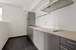 <p>Zeer ruim gelijkvloers appartement in Residentie "Augustijnenpark" met maar liefst 3 volwaardige slaapkamers en 2 badkamers.<br />Een woonoppervlakte van ca. 130m² en een privatieve tuin van ca. 400m², tevens rustig gelegen aan het Poelstraatje.<br /><br />Indeling en omschrijving:<u><br /></u>Ruime inkomhal met gastentoilet. Aan de rechterzijde komen we uit in de ruime leefruimte voorzien van grote raampartijen en aansluitend een open keuken en berging.<br />Vanuit de nachthal hebben we toegang tot de drie slaapkamers en een badkamer met douche en toilet. In de masterbedroom is er een dressingruimte voorzien en tevens een ruime badkamer met dubbele spoelbak en ligbad.<br />Buiten is er een verhard terras voorzien van ca. 15m². Daarnaast is er een grote tuin met graspartijen en helemaal rondom beukenhagen voorzien.<br /><br /><span>Extra info: Appartement op het gelijkvloers I gunstig gelegen I EPC 171 / (m² jaar) label B I infoplicht: Vg, Wg, Gvv, Gvkr, Gmo I watertoets: P-score: C I G-score: A.</span></p>