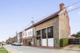 Centrally located building with exceptional potential in Meerbeek (Kortenberg)

This characterful building, located on the Dorpsstraat in the heart of Meerbeek, offers a unique opportunity for those seeking space and development possibilities.
According to the existing permit, the property is classified as a residence with warehouse. In its current state, however, multiple residential units have been created, which does not correspond to the permitted situation.

With a generous gross area of more than 570 m², the building offers impressive volume and numerous opportunities for anyone wishing to realise a tailor-made project. Thanks to its central location, spacious layout and strong potential, this property is an ideal opportunity for creative renovators or investors.


