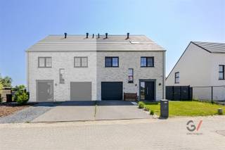 <p>Op zoek naar een plek waar je écht thuis kan komen? Welkom in de Reikemstraat 7 in Herent.</p><p>Vanaf het moment dat je binnenstapt voel je je direct thuis. De gezellige leefruimte met grote raampartijen baadt de hele dag in natuurlijk daglicht en vormt zonder twijfel het kloppende hart van de woning, een plek om samen te koken, te tafelen en herinneringen te maken.</p><p>Met 6 slaapkamers en 2 badkamers biedt deze instapklare halfopen bebouwing verrassend veel mogelijkheden. Of je nu een groot gezin hebt, een thuisbureau wenst of extra ruimte zoekt voor hobby’s of logés, hier kan het allemaal.</p><p>Wat deze woning extra bijzonder maakt, is de ligging in een doodlopende straat. Hier spelen kinderen nog onbezorgd buiten, fietsen ze veilig op straat en geniet je van echte rust.</p><p>En toch ligt alles dichtbij: scholen, winkels, openbaar vervoer en een vlotte verbinding naar Leuven en Brussel.</p><p>Dit is meer dan een huis, het is een plek waar een nieuw hoofdstuk begint.</p><p>Wacht niet langer en maak een afspraak met Lauren van Gilles Vastgoed via 0468/ 367 951 of email haar via lauren@gillesvastgoed.be</p>