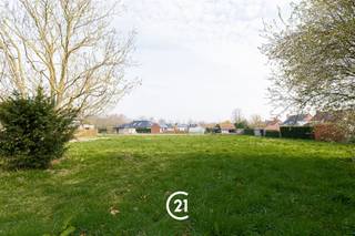 <p>Droomt u van wonen in alle rust en omringd door de natuur? Dan is deze bouwgrond in de Lorkendreef te Kruisem precies wat je zoekt.</p><p>Gelegen op een steenworp van het prachtige Lozerbos geniet u hier dagelijks van een unieke, groene omgeving.</p><p>Het perceel heeft een royale oppervlakte van maar liefst 1951m² en is bereikbaar via een lange privatieve oprijlaan van ca. 36m lang, wat privacy en exclusiviteit creëert.</p><p>Hier krijgt u de kans een open bebouwing te realiseren, bestaande uit maximaal één bouwlaag en een plat dak.<br />Bouwvoorschriften:<br /> - Kroonlijsthoogte: 3m<br /> - Maximaal toegelaten bebouwde oppervlakte: 250m²<br /> - Carport mogelijk<br /> - Alle verhardingen en niet-overdekte constructies dienen zich binnen de voorziene bouwzone te bevinden.</p><p>Heeft u interesse in deze unieke opportuniteit? Neem vandaag nog contact met ons op voor meer informatie!</p>