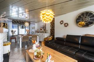 <p><strong>Levenslang verhuurd vastgoed met gegarandeerde opbrengst</strong></p>
<p>Op zoek naar een zekere en zorgeloze investering? <br />Ontdek deze charmante, volledig vernieuwde familiewoning met tuin en garage, ideaal voor wie op zoek is naar vastgoed met gegarandeerde huurinkomsten. Dit unieke pand wordt levenslang verhuurd aan de voormalige eigenaars, die met zorg en liefde voor hun woning blijven instaan voor het dagelijks onderhoud.<br />De woning biedt vandaag een stabiele maandelijkse huurprijs van €885, waardoor u als investeerder meteen kunt rekenen op constante inkomsten zonder leegstand of bijkomende verhuurzorgen.</p>
<p>Bij het betreden van de woning komt u in een verzorgde inkomhal met gastentoilet. Verder beschikt het gelijkvloers over een gesloten living, uitgeruste keuken met veranda en ruime garage.<br />Op de bovenverdieping bevinden zich drie ruime slaapkamers en een badkamer.<br /><br />De woning beschikt eveneens nog over een gezellige tuin met tuinhuis en terras.<br />De oprit biedt plaats aan 2 voertuigen.</p>
<p>Interesse?<br />Aarzel niet en contacteer Katrien: 0473/42.76.99. – katrien@cornelis-partners.be</p>
<p><strong>Vraagprijs: € 289.000</strong></p>