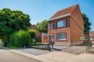 Te renoveren woning met drie slaapkamers gelegen op een perceel van ca. 408 m².<br /><br />Indeling en omschrijving:<br />Via de inkomhal, met de trap naar de bovenverdieping, betreedt u de woning. Op het gelijkvloers bevinden zich de woonkamer, keuken, veranda, badkamer, berging en toilet. De eerste verdieping omvat drie slaapkamers en biedt via een vaste trap toegang tot de zolderverdieping, die extra uitbreidings- of bergruimte kan bieden. Daarnaast beschikt de woning over een praktische kelder. Buiten geniet u van een tuin met garage en een bijgebouw. <br /><br />Extra info: gunstig gelegen I <span>EPC 1.013 kWh/ (m² jaar) label F I infoplicht: in aanvraag I watertoets: P-score: C I G-score: A.<br /><br />Renovatieverplichting residentiële gebouwen van toepassing (label F). Meer info: https://www.vlaanderen.be/een-woning-kopen/renovatieverplichting-voor-residentiele-gebouwen.</span>
