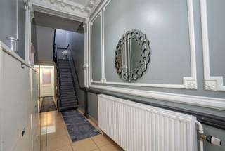 <p>Welkom in deze ruime en goed onderhouden gezinswoning, gelegen op de grens met <span>Borgerhout</span>. De woning bevindt zich in een aangename buurt met scholen, winkels, openbaar vervoer en dagelijkse voorzieningen in de nabije omgeving.<br /> </p><h3><strong>Ruime woning in goede staat met tal van mogelijkheden</strong></h3><p>Deze eigendom beschikt over een ruime en praktische indeling met maar liefst drie slaapkamers, twee leefruimtes, twee keukens en twee badkamers. Hierdoor is de woning uitermate geschikt voor grote gezinnen, samengestelde gezinnen of wie wonen en werken wil combineren.</p><p>De woning verkeert in goede staat en geniet van aangename volumes, veel lichtinval en een comfortabele indeling.<br /> </p><h3><strong>Buitenruimte en garage</strong></h3><p>Achteraan bevindt zich een gezellige koer, ideaal om in alle rust van de buitenlucht te genieten. Daarnaast beschikt de woning over een ruime garage, een absolute meerwaarde in de buurt!<br /> </p><h3><strong>Extra troeven</strong></h3><p>✔ EPC C<br />✔ Goed onderhouden woning<br />✔ 3 volwaardige slaapkamers<br />✔ 2 badkamers<br />✔ 2 keukens en 2 leefruimtes<br />✔ Garage<br />✔ Gezellige koer<br />✔ Nabij scholen, winkels en openbaar vervoer<br />✔ Veel ruimte en mogelijkheden</p><p> </p><p>Wenst u meer informatie of had u graag een bezichtiging gewenst?<br />Info@markasa.be of 03/827.72.92</p>