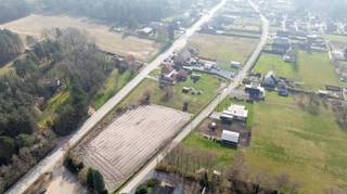 Aan de Turnhoutsebaan/Oude baan in Tessenderlo biedt Danneels twee nieuwe bouwgronden te koop aan.<br /><br />Beide percelen hebben een mooie oppervlakte van +7 are en combineren een mooie straatbreedte met een aanzienlijke diepte, waardoor je hier volop kan genieten van een perfect zuidwest georiënteerde woning met ruime tuin. <br /><br />De percelen worden te koop aangeboden zonder bouwverplichting. Je kiest dus helemaal vrij met welke bouwpartner(s) je samenwerkt en wanneer je hier gaat bouwen.<br /><br />Hier woon je rustig in een landelijke omgeving maar zonder in te boeten aan bereikbaarheid. Je vindt alle nodige voorzieningen in de nabijheid en hebt een vlotte aansluiting naar de snelwegen E313 en E314.  <br /><br />Tessenderlo is goed gelegen ten opzichte van Antwerpen, Turnhout en Hasselt en is een ideale locatie voor wie op zoek is naar een betaalbare bereikbare woonomgeving.