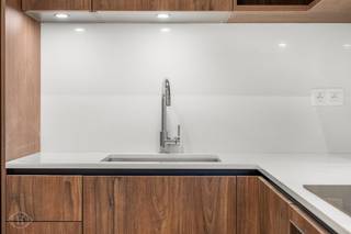 Volledig gerenoveerd appartement op de tweede verdieping met een moderne en lichtrijke uitstraling, gelegen aan de Kardinaal Mercierlaan te Heverlee. Dit instapklare appartement combineert comfort, ruimte en een uitstekende ligging. U beschikt over twee volwaardige slaapkamers en een open keuken die naadloos overgaat in de gezellige leefruimte. De grote raampartijen zorgen voor een overvloed aan natuurlijk licht en creëren een aangename, open sfeer doorheen het hele appartement. De badkamer is stijlvol afgewerkt en voorzien van een toilet en een comfortabele inloopdouche. Verder is er een praktische fietsenstalling aanwezig en bestaat de mogelijkheid om een garage te huren aan €45 per maand, wat extra gemak biedt in deze gegeerde buurt. De ligging is een absolute troef: u woont hier rustig, maar toch vlak bij het centrum van Leuven. Winkels, scholen, openbaar vervoer en belangrijke invalswegen bevinden zich in de onmiddellijke omgeving. Ook de nabijheid van KU Leuven en het groene Heverleebos maken dit appartement bijzonder aantrekkelijk, zowel voor eigen bewoning als investering. Mis deze opportuniteit niet en contacteer ons via info@homies.be of 016 22 82 22. 