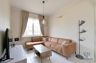Deze woning biedt comfort en functionaliteit.<br />Via de voordeur komt u binnen in de inkomhal, die enerzijds toegang geeft tot de leefruimte en anderzijds tot de praktische kelder. Het gelijkvloers omvat verder een keuken, badkamer, apart toilet en veranda. <br /><br />Op de eerste verdieping bevinden zich een ruime slaapkamer met ingebouwde kast en een tweede kamer die kan dienen als slaapkamer, hobbykamer of bureau. De geïsoleerde zolder is bereikbaar via een zolderluik en geniet van natuurlijk licht.<br />Het dak zal nog door de verkopers worden gerenoveerd; deze werken stonden reeds gepland. Een bijzondere troef! <br /><br />De woning beschikt over een ruime garage/opslag met carport en voldoende parkeermogelijkheden op de oprit, toegankelijk via de geautomatiseerde poort. Achter de garage bevindt zich nog een groenzone.<br /><br />O.a.: <br />- Geen renovatieverplichting <br />- Conforme elektrische keuring.