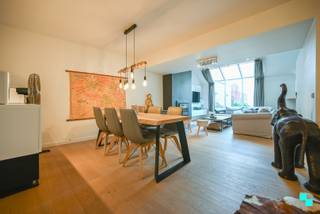 Ontdek deze gezellige eengezinswoning (vernieuwd ca. 2020) met vier slaapkamers, nabij het centrum van Izegem. De woning beschikt over een bewoonbare oppervlakte van maar liefst 221 m² (volgens EPC-attest). De woning is gelegen op een perceel van 225 m² en is bovendien uitstekend bereikbaar dankzij de onmiddellijke nabijheid van de Rijksweg (N36) en het op- en afrittencomplex E403 (Roeselare–Rumbeke). Zo combineert u een centrale ligging met optimale mobiliteit. Volgende indeling: Lichtrijke voorkamer dat perfect kan dienst doen als winkelruimte/kantoorruimte/bureauruimte/uitbreiding van de leefruimte of stalleren van fietsen met aanwezigheid van het gastentoilet en vestiaire. Achteraan de woning bevindt zich de zeer gezellige woonkamer met parketvloer, houtkachel en zicht op de tuin, halfopen geïnstalleerde keuken met zithoek met rechtstreekse toegang tot de tuin en de berging (wasplaats). De eerste verdieping bestaat uit de recent vernieuwde badkamer (inloopdouche, toilet, dubbele wastafel, ligbad en handdoekradiator) en drie slaapkamers (waarvan één met ingemaakte kast). De tweede verdieping is te bereiken via de vaste trap en bestaat uit één extra slaapkamer en twee zolderkamers. De woning beschikt over een private, gezellige, oost gerichte tuin met terras en tuinberging. EPC C | Dakisolatie (12 cm MW) | CV op aardgas (ketel 2018) | Hoofdzakelijk dubbele beglazing (PVC, ALU en Hout). Meer informatie via www.bordes.be