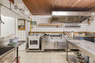 Unieke kans in hartje De Panne! Twee aanpalende gebouwen op 315 m² grond aan de Zeelaan 27-29 in De Panne.Op huisnummer bevindt zich een...