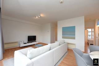 Dit stijlvol gemeubileerde appartement in de Jozef Nellenslaan, op slechts enkele minuten wandelen van het strand, biedt twee ruime slaapkamers, een moderne badkamer met ligbad en een open keuken die naadloos aansluit op de lichte leefruimte. Twee grote dakterrassen bieden volop ruimte om buiten te ontspannen. Daarnaast beschikt het appartement over een handige privégaragebox op het gelijkvloers van het gebouw. <br /><br />Prijs garagebox: €150<br />syndic forfait: €100<br />EPC: 432 Wh/m² (UC:2205650)