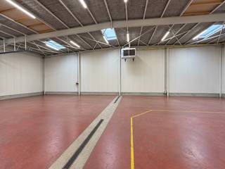 Loods te huur in Hoogstraten (480 m²) Bent u op zoek naar een loods in Hoogstraten dat zowel ruim als goed gelegen is? Zoek niet verder! Oppervlakte van 480m². Het heeft een strategische ligging die gemakkelijk toegankelijk is voor zowel leveranciers als klanten. Dit aanbod kan u tevens op onze website terug vinden. Troeven: -Gunstige ligging - 24/7 bereikbaar