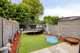 Deze charmante woning is een ideale plek voor wie op zoek is naar een comfortabele en gerenoveerde woning op een centrale locatie. De woning werd in 2005 volledig gerenoveerd en beschikt over een perceeloppervlakte van 180m² en een bewoonbare oppervlakte van 168m².<br /><br />Indeling:<br /> x Inkomhal met vestiaire en toilet;<br /> x Gezellige salon en centrale eetkamer;<br /> x Open leefkeuken met ontbijtruimte en berging;<br /> x Op verdiep 1 zijn er 2 slaapkamers en een badkamer;<br /> x Op verdiep 2 zijn er nog 2 slaapkamers;<br /> x Ruime stadstuin met terras, gazon (kunstgras) en tuinberging.<br /><br />De ligging van de woning is perfect voor wie graag dicht bij het centrum van Tongeren wil wonen. Het centrum is op loopafstand bereikbaar, waardoor alle voorzieningen, zoals winkels, restaurants en openbaar vervoer, binnen handbereik liggen. <br /><br />Wat betreft de energieprestatie, heeft de woning een EPC-waarde van 317 en een energielabel D. Dit betekent dat er geen renovatieplicht van toepassing is, en de woning dus al redelijk goed energiezuinig is. <br /><br />Interesse?<br />Plan dan snel een bezoek door te bellen naar 012 23 00 23 of stel je vragen aan roland@immo-leroi.be.