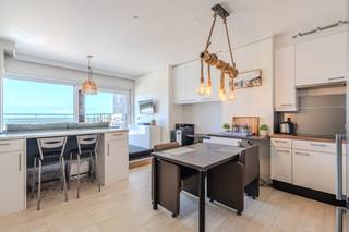 Dit uniek penthouseappartement te koop is volledig instapklaar en bevindt zich op de tiende verdieping van de verzorgde residentie Aramis...