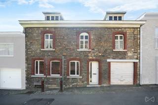 Amateurs de rénovation, ce bien est fait pour vous !We Invest Ourthe-Amblève et Léna ont le plaisir de vous présenter cette maison idéalement située...