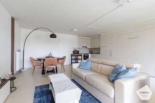 Deze instapklare studio op de tweede verdieping combineert hedendaags wooncomfort met <strong>hoogwaardige afwerking.</strong> Het werd gebouwd in 2012 en is gelegen in een rustige, verzorgde residentie.<br /><br />Bij het binnenkomen word je verwelkomd in een inkomhal die toegang biedt tot de <strong>lichtrijke woonkamer</strong> met een volledig geïnstalleerde open keuken. Aansluitend geniet je van een <strong>gezellig terras,</strong> ideaal om even tot rust te komen.<br /><br />De ruime indeling biedt bovendien de mogelijkheid om een <strong>afzonderlijke slaaphoek</strong> te creëren. De badkamer is uitgerust met een <strong>lavabo en douche.</strong> Daarnaast is er een <strong>handige berging</strong> voorzien van een <strong>wasmachine aansluiting</strong>.<br /><br />Het appartement is uitgerust met individuele verwarming op gas, beschikt over een gunstig EPC en een conforme elektrische keuring – een zorgeloze investering!<br /><br />