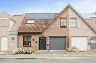<p>Te koop: instapklare gesloten gezinswoning op wandelafstand van het station en nabij alle voorzieningen.</p>

<p>Deze instapklare woning biedt een comfortabele indeling met drie slaapkamers en een gezellige tuin van 235 m² waar u heerlijk kunt ontspannen. Dankzij de centrale ligging in een rustige woonkern, vlakbij openbaar vervoer, park en ziekenhuis, geniet u van alle voordelen van een goed bereikbare locatie.</p>

<p>Belangrijkste ruimtes:<br />• Ruime living (35 m²) met veel lichtinval<br />• Volledig ingebouwde keuken (10 m²) met inductiekookplaat, oven, vaatwasser en ingemaakte kasten<br />• Drie slaapkamers (11 m², 15 m², 11 m²)<br />• Badkamer (8 m²) met ligbad, dubbele wastafel in meubel en ingemaakte kasten<br />• Garage (25 m²) met automatische sectionale poort en aansluitingen voor wasmachine en droogkast<br />• Tuin (235 m²) ideaal voor ontspanning</p>

<p>Troeven:<br />• Instapklare gezinswoning met 3 slaapkamers<br />• Gezellige tuin, ideaal om tot rust te komen<br />• Perfecte locatie dichtbij voorzieningen en station Dendermonde</p>

<p>Neem vandaag nog contact op met uw ERA-makelaar voor een bezoek. JOUW DROOMHUIS. ZO GEVONDEN!</p>