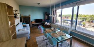 Gunstig gelegen, lichtrijk, gezellig en rustgevend dakappartement met als indeling een inkomhal met ingebouwde kasten, woonkamer met parketvloer, ingerichte keuken, 1 slaapkamer, badkamer, apart toilet, een bergkast en een ruim terras vooraan. Het appartement heeft ook een kelder. Het gebouw beschikt ook over een gemeenschappelijke fietsenkelder.