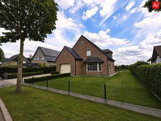 Maak uw bezoek aan ons nog eenvoudiger! Vul alstublieft vooraf de huurdersfiche in en stuur deze naar verhuur@vastgoeddemeyer.be. Wij nemen daarna contact met u op om een afspraak ter plaatse te plannen. U kunt de fiche vinden onder de downloads. Alvast bedankt!<br /><br />Deze ruime alleenstaande woning in Lotenhulle biedt volop comfort en ruimte! <br /><br />Bij binnenkomst komt u in de inkomhal, die toegang biedt tot verschillende ruimtes. Aan de ene kant vindt u de ruime leefruimte, voorzien van een gezellige houtkachel. De ingerichte keuken is aansluitend op de leefruimte en is uitgerust met een oven | microgolfoven | vaatwasser | kookplaat | dampkap spoelbak. Hier vindt u eveneens ruimte voor een gezellige eethoek.<br /><br />Verder op de gelijkvloers vindt u een slaapkamer, een gastentoilet, een badkamer met inloopdouche en lavabo, en een bergruimte met aansluiting voor de wasmachine. Tevens is er een inpandige garage die vanuit de inkomhal toegankelijk is.<br /><br />Via de vaste trap bereikt u de bovenverdieping. Hier bevinden zich nog drie ruime slaapkamers, waarvan één met achterliggende dressing. Er is ook een tweede badkamer voorzien met ligbad | douche | toilet. Via een vouwtrap krijgt u toegang tot de zolder.<br /><br />De woning is omringd door een mooi aangelegde, verzorgde tuin en beschikt over een aparte garage. Er is ook regenwater aanwezig.<br /><br />PLUSPUNTEN:<br />* RUIM<br />* LIGGING<br />* STIJLVOLLE AFWERKING<br />* GORDIJNEN EN ARMATUREN AANWEZIG<br />* 2 GARAGES<br />* REGENWATER
