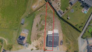 <p><span>PRACHTIGE NIEUWBOUW HALFOPEN BEBOUWING MET 3 SLAAPKAMERS, BUREAU EN TUIN OP 5A 30CA.</span></p><p><span>Deze moderne woning is gelegen in een rustige en kindvriendelijke woonwijk met enkel plaatselijk verkeer in Kalfort (Puurs-Sint-Amands).<br />De nabijheid van de N16 verzekert een optimale bereikbaarheid.</span></p><p><span>Laag energieverbruik en hoog wooncomfort zijn gegarandeerd dankzij gebruik van moderne technieken. </span></p><p><span>De woning met strakke, moderne architectuur is uitgerust met een warmtepomp (lucht-water), ventilatie type D, zonnepanelen, ...</span></p><p><span> </span></p><p><span>Gelijkvloers: Inkomhal / WC / ruime en lumineuze leefruimte met open keuken (38 m²) / bergplaats - wasplaats / ruime berging (12 m²) met nutsvoorzieningen en ruimte voor fietsen.</span></p><p><span>1ste verd.: nachthal / 3 slaapkamers (5 x 2,88m; 3,2 x 2,9m; 3,8 x 2,88m) / bureau (2,88 x 2,10m) / badkamer / technische ruimte / WC.</span></p><p><span>Aangename tuin.</span></p><p><span>Het gunstige, heel lage E-peil zorgt bovendien voor 5 jaar vrijstelling van onroerende voorheffing!</span></p><p><span>Prijzen exclusief btw, registratierechten en aansluitingskosten nutsvoorzieningen.</span></p><p><span> </span></p><p><span>P- en G-score D = middelgrote kans op overstromingen</span></p>