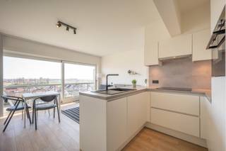 🏝️ Instapklare, volledig vernieuwde studio op exclusief privé-domein Laguna Beach – Duinbergen 🏝️<br /><br />Ontdek deze volledig gerenoveerde studio in Residentie Laguna Beach, een uniek privé-domein van 6 hectare tussen Knokke en Heist. Geniet van een rustige, groene omgeving met uitzonderlijke faciliteiten en wandelafstand tot de Zeedijk en het Directeur-Generaal Willemspark.<br /><br />✨ Troeven van deze studio:<br />✔ Volledig vernieuwd met hoogwaardige afwerking<br />✔ Slimme indeling voor optimaal wooncomfort<br />✔ Gezellige leefruimte met veel natuurlijk licht<br />✔ Open keuken met moderne apparatuur<br />✔ Stijlvolle badkamer met inloopdouche<br />✔ Privé parking &amp; fietslokalen beschikbaar<br /><br />🌊 Exclusieve faciliteiten op Laguna Beach:<br />🏊 Overdekt privézwembad &amp; kinderbad<br />🏖 Privé strandje aan het meer van Heist<br />🎾 Outdoor sportterreinen (volleybal, basket, petanque)<br />🏓 Indoor tafeltennisruimte<br />🚴 Directe toegang tot prachtige fietsroutes<br />🛶 Niet-gemotoriseerde watersport &amp; vissen mogelijk<br /><br />De residentie biedt bovendien het comfort van een huisbewaarder en een syndicus ter plaatse.<br />📍 Unieke ligging:<br />🔹 Kant meer: uitzicht op het meer van Heist (richting Heist-Zeebrugge)<br />🔹 Kant polders: toekomstige golfsite (richting Duinbergen-Knokke)<br /><br />Mis deze exclusieve kans niet en plan vandaag nog een bezoek! 📩<br /><br />Maandelijkse huurprijs: €650,- + €35,- (voorschot water)<br />Vrij vanaf 1 juni 2026