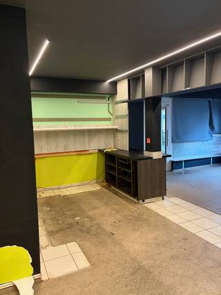 Deze voormalige frituur gelegen in het centrum van Zolder heeft een oppervlakte van ongeveer 60m2 en een kelder van ongeveer 20m2.Er is een...