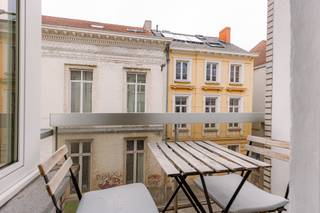 Charmant 2-slaapkamerappartement op toplocatie in hartje Gent<br /><br />Epc-label: C <br />Mobiscore: 9,5/10<br /><br />Dit charmante appartement bevindt zich in het hartje van Gent tussen de coupure en de Korenmarkt in een rustige straat. Het appartement geniet van alle voordelen van wonen in de stad gecombineerd met een rustig woongenot. In de buurt is er een ruim aanbod aan winkels, horeca en openbaar vervoer. U staat op een kleine 10 minuten wandelen op de Korenmarkt en in de Veldstraat. Daarnaast is het appartement ook vlot bereikbaar met de wagen. <br /><br />Het appartement bevindt zich op de 2e verdieping van residentie Sierre, de indeling is als volgt: Ruime Inkomhal voorzien van apart toilet en een aparte bergruimte, ruime lichtrijke woonkamer met gezellige autenthieke parketvloer en schouwelement, een halfopen keuken (vernieuwd in 2023) voorzien van alle nodige toestellen, aansluitend het terrasje van waarop u kan genieten van de zon. Verder beschikt het appartement over 2 ruime slaapkamers, een badkamer met douche-in-bad, enkel wasmeubel en aansluiting voor een wasmachine. Op dezelfde verdieping beschikt het appartement nog over een aparte privatieve berging en een 2e terrasje aan de achterzijde van het gebouw. Er is een m<span>ogelijkheid tot het aankopen van een<strong> </strong></span><span>garagebox</span><span> in het gebouw (€40.000). </span><span>Bovendien is er op het gelijkvloers een gemeenschappelijke fietsenberging en is er nog een privatieve kelderberging. Bent u op zoek naar een karaktervol appartement in hartje Gent, een appartement voor uw studerend kind of naar een goede investering, dan is dit appartement ideaal!</span><span><br /></span><br />CONTACT: Laura op 0473 41 35 62 of via info@vicusvastgoed.be