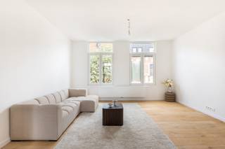 Ben je op zoek naar een trendy, instapklare duplex waar privacy en modern comfort centraal staan? Deze prachtige duplex is gelegen in een zeer kleinschalig gebouw van slechts twee appartementen. Omdat jouw nieuwe thuis zich op de allerbovenste verdiepingen bevindt, geniet je hier van een ultiem gevoel van rust en heb je nooit last van bovenburen. Bij binnenkomst valt de enorme hoeveelheid natuurlijk daglicht op. Een prachtige, warme parketvloer trekt door het hele appartement en zorgt direct voor een gezellige sfeer.<br /><br />Op de eerste verdieping van de duplex bevindt zich de royale woonkamer die naadloos overloopt in een moderne, open leefkeuken. De keuken is stijlvol afgewerkt in een donkere hout-look en volledig uitgerust met hoogwaardige inbouwapparatuur. Vanuit de keuken stap je zo het ruime terras op om heerlijk buiten te ontspannen. Achteraan op deze verdieping vind je een volwaardige extra kamer, ideaal als rustige thuiswerkplek of logeerkamer. Tevens is er op deze verdieping een handige, aparte wasruimte aanwezig.<br /><br />Via de trap bereik je de bovenverdieping onder het sfeervolle schuine dak. Hier bevinden zich twee comfortabele slaapkamers en een ruime, modern afgewerkte badkamer die is voorzien van een strak lavabomeubel en een comfortabele inloopdouche. Kortom, een hoogwaardig afgewerkte duplex op een toplocatie in Mortsel, met winkels en openbaar vervoer op wandelafstand.<br /><br />Interesse om deze unieke duplex zelf te ontdekken?<br />Maak snel een afspraak voor een bezichtiging via info@goose.be of bel naar 03 369 36 38.