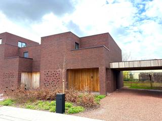 Rustig, centraal gelegen nieuwbouwwoning Ontdek deze fijne halfopen woning ingedeeld met een inkom met apart gastentoilet en de technische +...