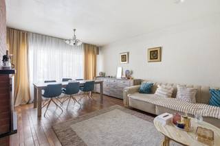 <p>Op zoek naar een interessante starterswoning of een investering met een mooi huurrendement? Dit lichtrijke appartement op het gelijkvloers combineert een praktische indeling met een uitstekende ligging vlak bij het station van Lebbeke.</p><p> </p><p>Via de inkomhal bereik je de verschillende ruimtes. Er is een apart toilet, een handige berging en een ingemaakte kast met de CV-ketel. Verder beschikt het appartement over drie slaapkamers, waarvan één met aansluitend terras, en een badkamer met bad en wastafel. De ruime leefruimte geniet van veel natuurlijk licht. De aparte keuken is uitgerust met een vaatwasser, keramische kookplaat en oven.</p><p> </p><p>Ook op technisch vlak zijn er interessante troeven: alle ramen werden vernieuwd met hoogrendementsbeglazing en het dak werd bijkomend geïsoleerd. Het appartement beschikt over een EPC-label D en er is geen renovatieverplichting.</p><p> </p><p>De ligging vlak aan het station zorgt voor een vlotte verbinding met het openbaar vervoer. Bovendien is er aan het gebouw een ruime parking voorzien, met laadpalen.</p><p> </p><p>Momenteel is het appartement verhuurd aan €600 + €100 kosten per maand, wat het bijzonder interessant maakt als investering.</p><p>Mogelijkheid tot aankoop van een aparte garagebox voor één wagen aan €15.000.</p><p> </p><p>Een appartement met drie slaapkamers, een praktische indeling en een uitstekende bereikbaarheid, interessant voor zowel eigen bewoning als investering.</p>