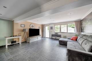 Te koop: Instapklare en gerenoveerde woning in Zaventem – €469.000
📍 Borreveldlaan 18, 1930 Zaventem
Bewoonbare oppervlakte: 162 m² (volgens EPC) – Perceel: 1a43
EPC: B – 182 kWh/m²/jaar | KI: €1.006
📅 Beschikbaar bij akte
Deze energiezuinige eengezinswoning (EPC B) werd volledig gerenoveerd in 2013 en is gelegen in een rustige woonwijk nabij de Brusselse Ring, E40/E19 en de luchthaven. De woning biedt 3 slaapkamers, 2 badkamers en een mooie tuin met oostoriëntatie en tuinhuis.
Indeling:
Gelijkvloers: inkomhal, lichtrijke leef- en eetruimte (33 m²), open keuken met ontbijthoek (12,5 m²), berging en toegang tot de tuin.
1e verdieping: zeer ruime slaapkamer (30,5 m²), badkamer met bad, douche, toilet en dubbele lavabo, aparte wasplaats.
2e verdieping: twee slaapkamers (11,8 m² en 18,5 m²), tweede badkamer met douche en toilet.
Troeven:
✔ Volledige renovatie in 2013 – ramen, leidingen, keuken, badkamers
✔ Dak vernieuwd in 2014
✔ Vaillant-gasketel (2019) – vloerverwarming op gelijkvloers
✔ Dubbele beglazing, PVC-ramen
✔ Geen asbest – waterverzachter – dubbele elektriciteitsteller
✔ Uitstekende ligging en bereikbaarheid
📞 Interesse? Contacteer ons op 02/731 07 07 of via immo@home-consult.be