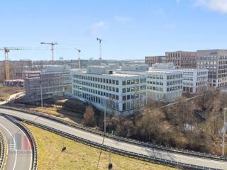 Deze kantoorruimte van<strong> 612 m²</strong> maakt deel uit van het <strong>BREEAM OUTSTANDING-gecertificeerde kantorencomplex "Atmos"</strong>, dat uit vijf hoogwaardige gebouwen bestaat. Het complex biedt instapklare, duurzame kantoren die ideaal zijn voor samenwerking en innovatie. Gelegen in een groene omgeving met een <strong>autoluw binnenplein</strong>, voldoet het aan de strengste Europese regelgeving, waaronder de EU-taxonomie. <br /><br />Het complex biedt <strong>ruime ondergrondse parkeermogelijkheden</strong>, inclusief laadpalen, en een openbare parking die in Q2 2025 wordt opgeleverd.<br />Het gebouw is strategisch gelegen aan "<strong>The Loop", de R4-ring rond Gent</strong>, en heeft uitstekende bereikbaarheid via de <strong>E40 </strong>(4 minuten) en de <strong>E17 </strong>(7 minuten). Het Sint-Pietersstation ligt op slechts 1,6 km afstand en er is een tramhalte op 900 meter. "The Loop" is in transformatie naar een nieuwe, levendige stadswijk waar kantoren, woningen, winkels, horeca en recreatie samenkomen. Het gebied krijgt meer groen en een nieuwe infrastructuur, wat het een aantrekkelijke locatie maakt voor bedrijven die werken en wonen willen combineren. Aankoop van de kantoren is mogelijk.<br /><br />Voor meer informatie, het lastenboek of een vrijblijvende bezichtiging, neem contact op met <strong>PANORAMA B2B</strong> via <strong>09 225 09 02</strong>.