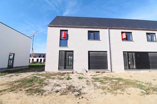 <strong>Energiezuinige nieuwbouwwoning</strong> te huur gelegen langs de <strong>Gitsestraat </strong>te Roeselare.<br />Deze woning beschikt over alle nodige <strong>hedendaagse comfort</strong> en is bovendien bijzonder <strong>lichtrijk</strong>!<br />Het is dichtbij winkels, scholen en op enkele minuten van de autostrade en invalswegen.<br />De woning is <strong>uiterst energiezuinig </strong>met <strong>zonnepanelen en heeft EPC A.</strong> <br />Het is aangesloten op het <strong>warmtenet </strong>wat zorgt voor een <strong>laag verbruik. </strong><br /><br />Gelijkvloers bestaande uit inkom, gastentoilet, <strong>leefruimte met open keuken </strong>en zicht op de <strong>zonnige, Zuid gerichte tuin</strong>.<br />De <strong>keuken is volledig geïnstalleerd</strong> met o.a. een vaatwasmachine. Beneden is er ook nog een <strong>ruime garage met wasplaats</strong>. <br />Op het verdiep vinden we <strong>drie ruime slaapkamers</strong>, <strong>badkamer met bad en douche</strong> en een <strong>apart toilet</strong>.<br /><br /><em>Leuke extra! Je kan gebruik maken van een promotie bij Telenet of Proximus omdat het de eerste bewoning is van het pand. <br />Bij de leverancier naar keuze krijg je 6 maanden gratis internet/TV/telefonie.</em><br /><br />Huurprijs € 1.125 per maand.<br />De woning is beschikbaar vanaf februari. 