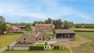 SCHRIJF JE IN VOOR HET EERSTE BEZOEKMOMENT VAN DONDERDAG 5 JUNI VIA ONZE WEBSITE!<br /><br />Ben jij op zoek naar een prachtig gelegen hoeve in het landelijke Kruisem, op een perceel van meer dan 3,5 hectare? Gevonden!<br /><br />Deze hoeve bevindt zich op een uitzonderlijke locatie: vlot bereikbaar én toch uiterst rustig gelegen in agrarisch gebied. De uitstekende lengte-breedteverhouding van het perceel biedt tal van mogelijkheden, zowel voor wie wil genieten van ruimte en natuur als voor wie op zoek is naar een locatie met potentieel voor agrarische of recreatieve invulling.<br /><br />Wens je meer informatie over deze unieke hoeve, of plan je graag meteen een bezoek? Aarzel dan niet en neem vandaag nog contact met ons op!