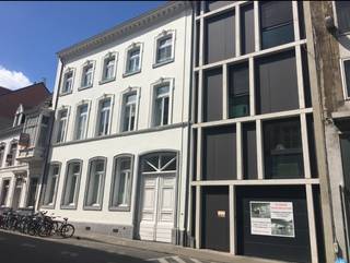 Luxueuze studio, van maar liefst 28 m² en met eigen privatief terras van 23m² in hartje Leuven nabij Grote en Oude Markt. Deze kamer bevindt zich op het gelijkvloers aan de achterkant en geniet van een prachtig uitzicht over de tuin. De studio heeft eigen sanitair (lavabo, wc en douche) en geïnstalleerde kitchenette. De studio zal ook volledig gemeubeld zijn met bureau, stoel, boekenrek, kast, dubbel bed, frigo en verduisterende rolgordijnen. Extra troef: Naast het hebben van uw eigen terras, mag elke student ook gebruik maken van de grote (7are!) gemeenschappelijke tuin. Top om te genieten of te studeren in het zonnetje, te midden het groen. Beschikbaar vanaf 15/09/2026. Huurprijs 870€ + 60€ provisie voor nutsvoorzieningen. Enkel voor studenten!