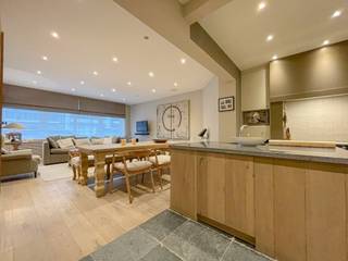 Aangenaam, perfect onderhouden appartement met een ruim terras afgewerkt met kwalitatieve materialen gelegen op een boogscheut van de zee.<br />Indeling: Inkom met gastentoilet en vestiaire. Ruime leefruimte bestaande uit een volledig geïnstalleerde open keuken voorzien van een Lacanche vuur en Miele toestellen met aanpalend een wasplaats/berging, eetplaats en een ruim salon. Masterbedroom met ingemaakte kasten en een badkamer voorzien van een ligbad, toilet en wastafel. Tweede volwaardige slaapkamer met ingemaakte kasten en douche. Derde slaapkamer met douche. Privatieve kelder en gemeenschappelijke fietsenberging in de residentie. Mogelijkheid tot het huren van een garage.